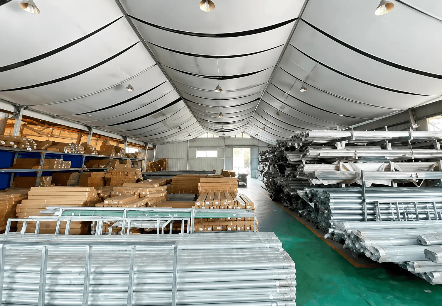 Export packaging with steel-framed wooden crates